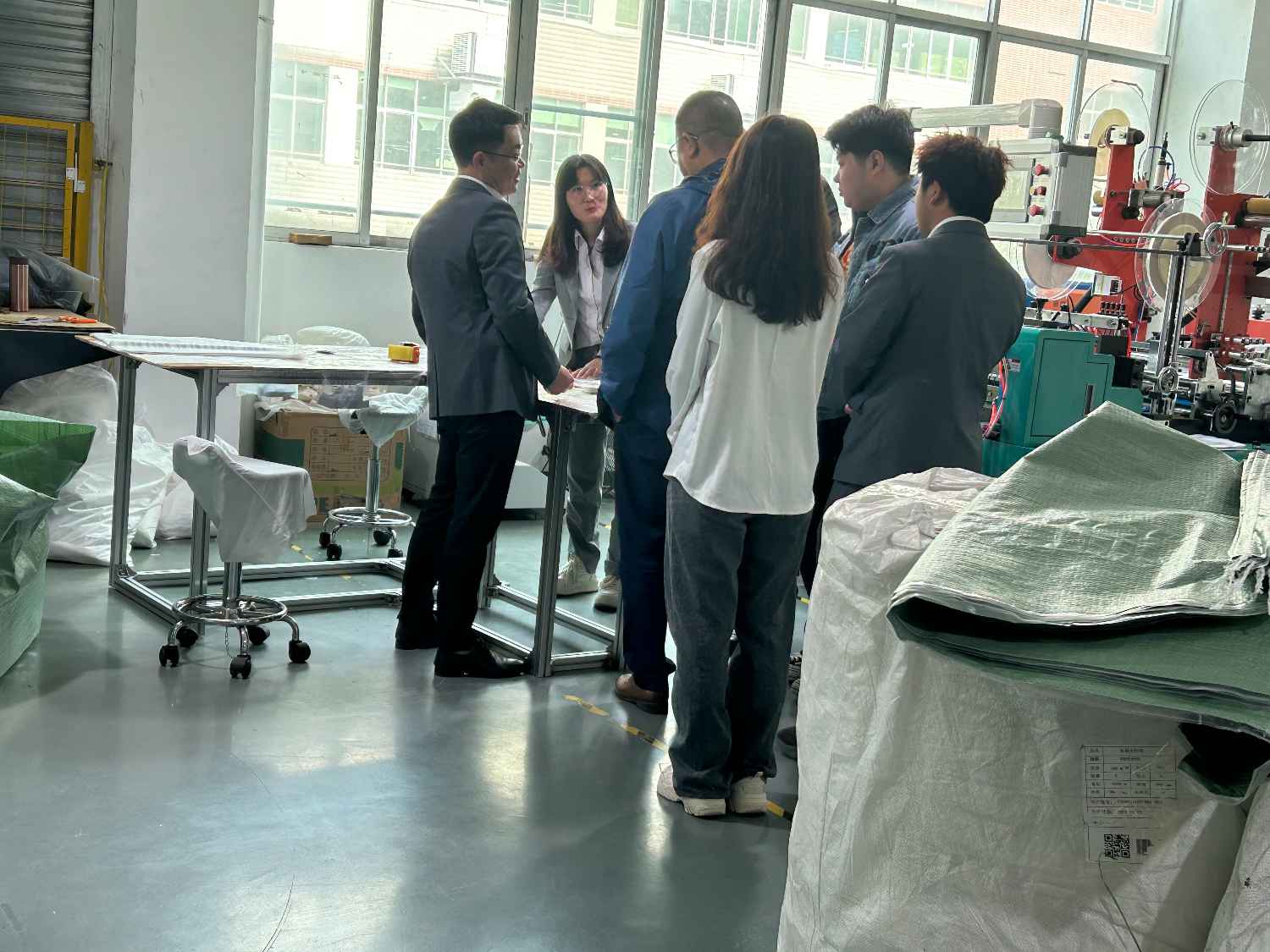 國際合作伙伴深度考察，共謀發(fā)展 —— 外國客戶訪問久信達科技生產(chǎn)車間(圖3)