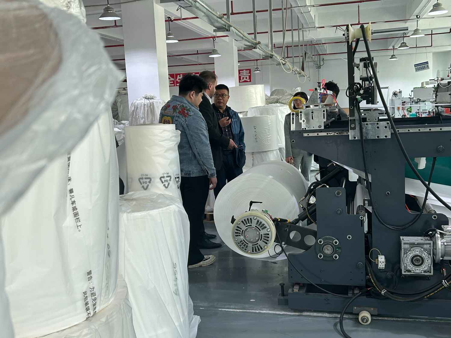 國際合作伙伴深度考察，共謀發(fā)展 —— 外國客戶訪問久信達科技生產(chǎn)車間(圖4)